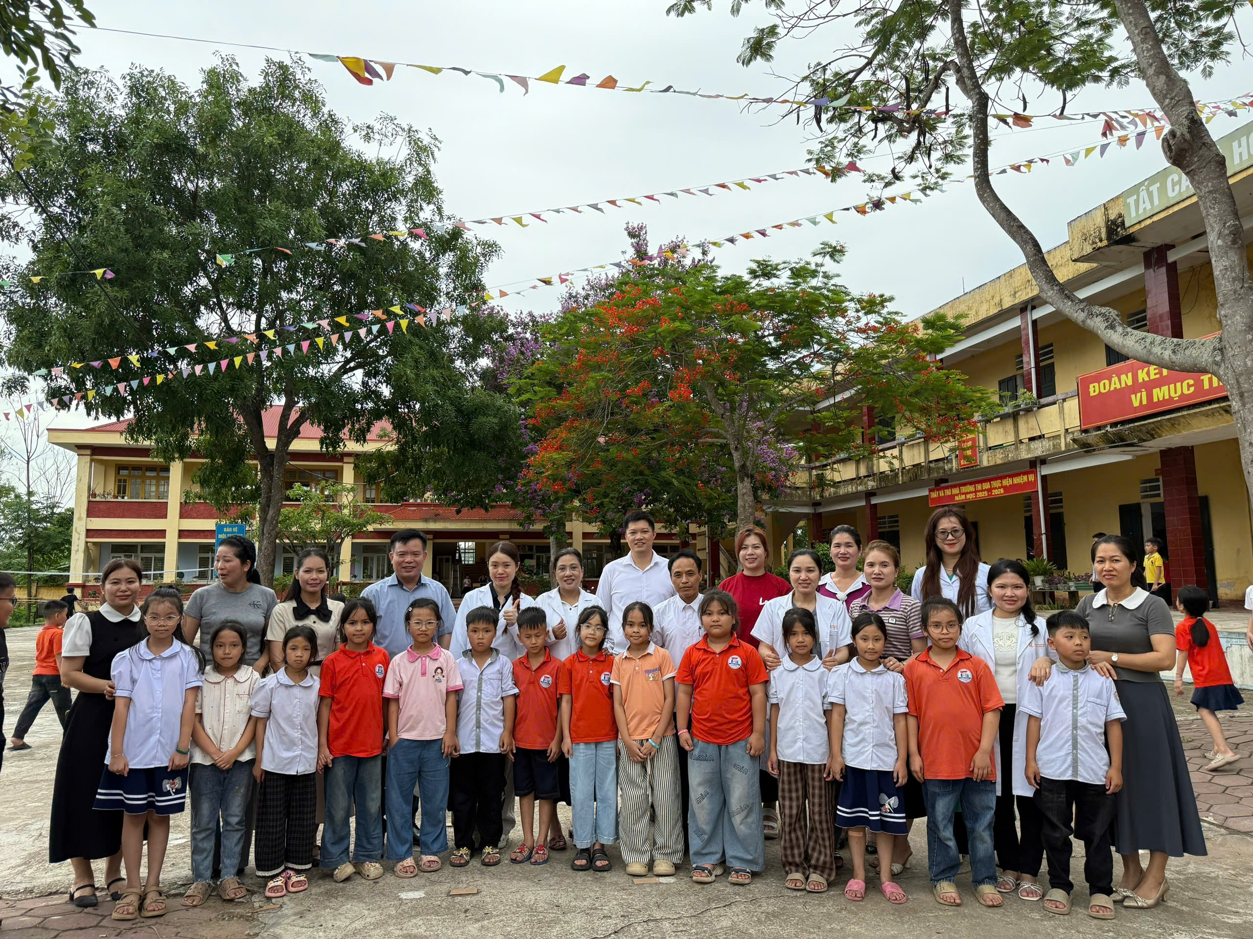 Đoàn công tác của Bệnh viện cùng các bác sĩ phòng khám tư nhân chụp ảnh lưu niệm với thầy cô và học sinh Trường Tiểu học Nhân Bình
